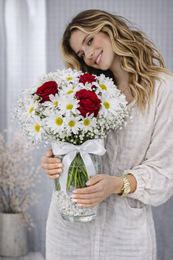 Vazoda Papatya ve Gül